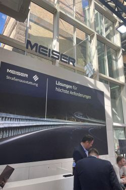 Der Stand von MEISER Straßenausstattung mit großem Logo, einem Foto einer Leitplanke und Motto „Lösungen für höchste Anforderungen“.