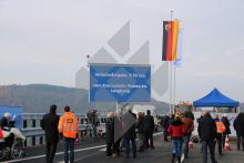 Blick auf den Rand der Moselbrücke, welcher mit Leitschutzplanken von Meiser Straßenbau abgesichert ist.