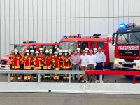 Ein Gruppenfoto mit einem Teil des Teams der Meiser Straßenausstattung und der Feuerwehr von Schmelz.