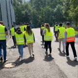 Unterwegs über das Gelände der MEISER Straßenausstattung sind die 12 Azubis mit Sicherheitswesten ausgestattet auf der Schnitzeljagd.