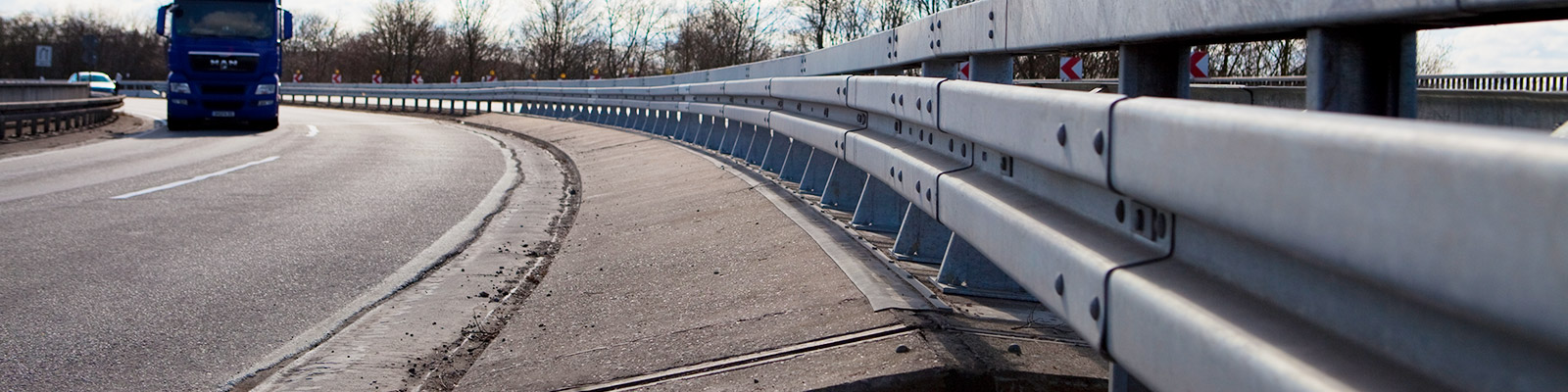 Nahaufnahme des Eco-rail Leitplankensystems auf einer Autobahn, hergestellt von Meiser Strassenausstattung.