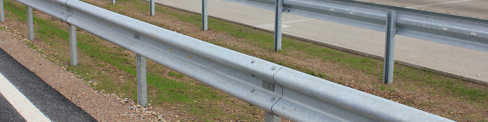 Nahaufnahme des Eco-safe Leitplankensystems auf einer Autobahn, hergestellt von Meiser Strassenausstattung.