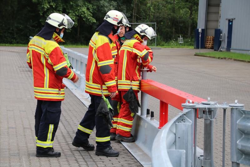 Die MEISER Straßenausstattung präsentiert gemeinsam mit der Feuerwehr Schmelz ihr patentiertes System VARIO-GUARD MÜF.