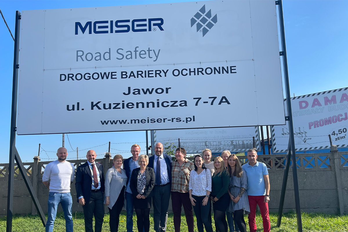 Photo de groupe de l'équipe polonaise de Meiser Straßenausstattung sur le nouveau site en Pologne.