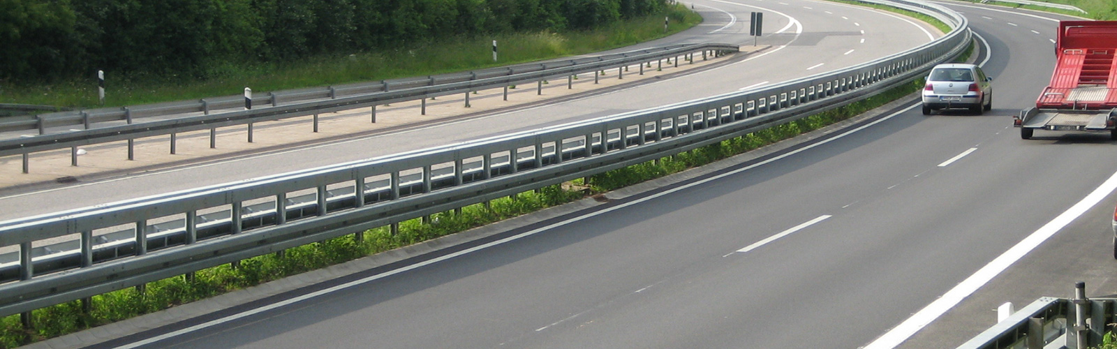 SUPER-RAIL - das ideale Rückhaltesystem für die Sicherheit. Bild zeigt Stahlschutzplanke im Mittelstreifen.